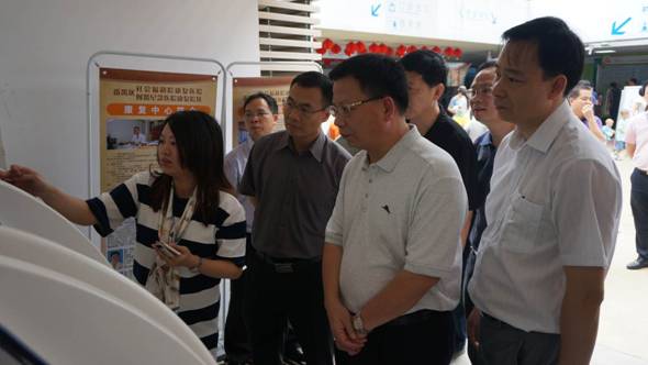 图为张力仁副区长在何贤医院现场体验了银医通持民生卡就医项目的便捷性。