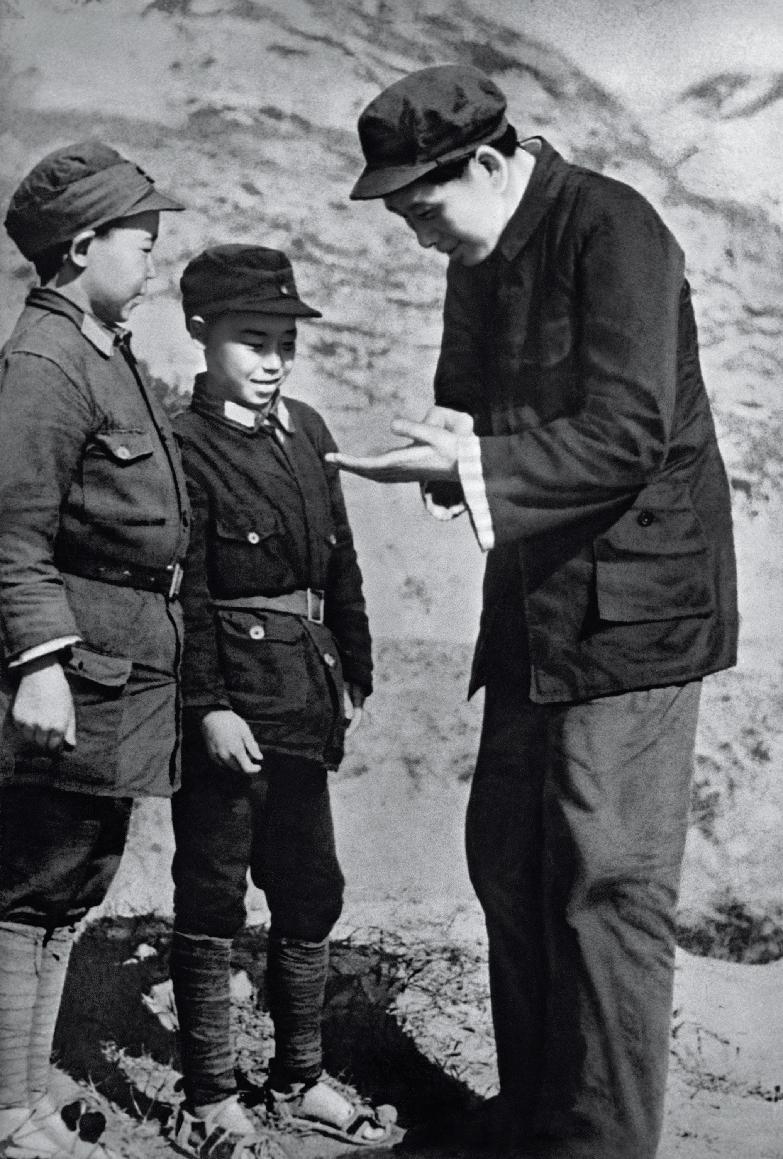 1939年，毛主席在延安和小八路亲切谈话.jpg