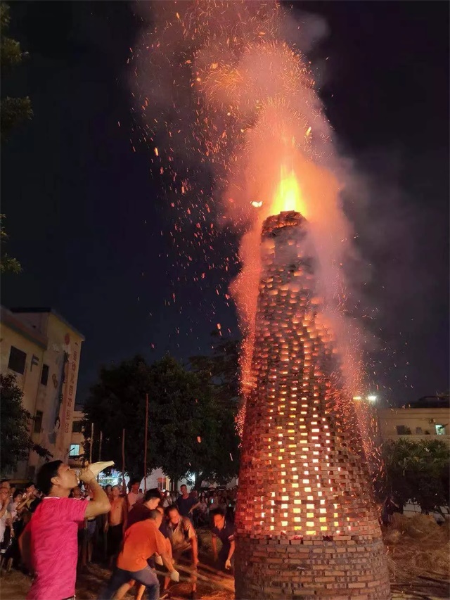 在番塔前吹海螺号.jpg
