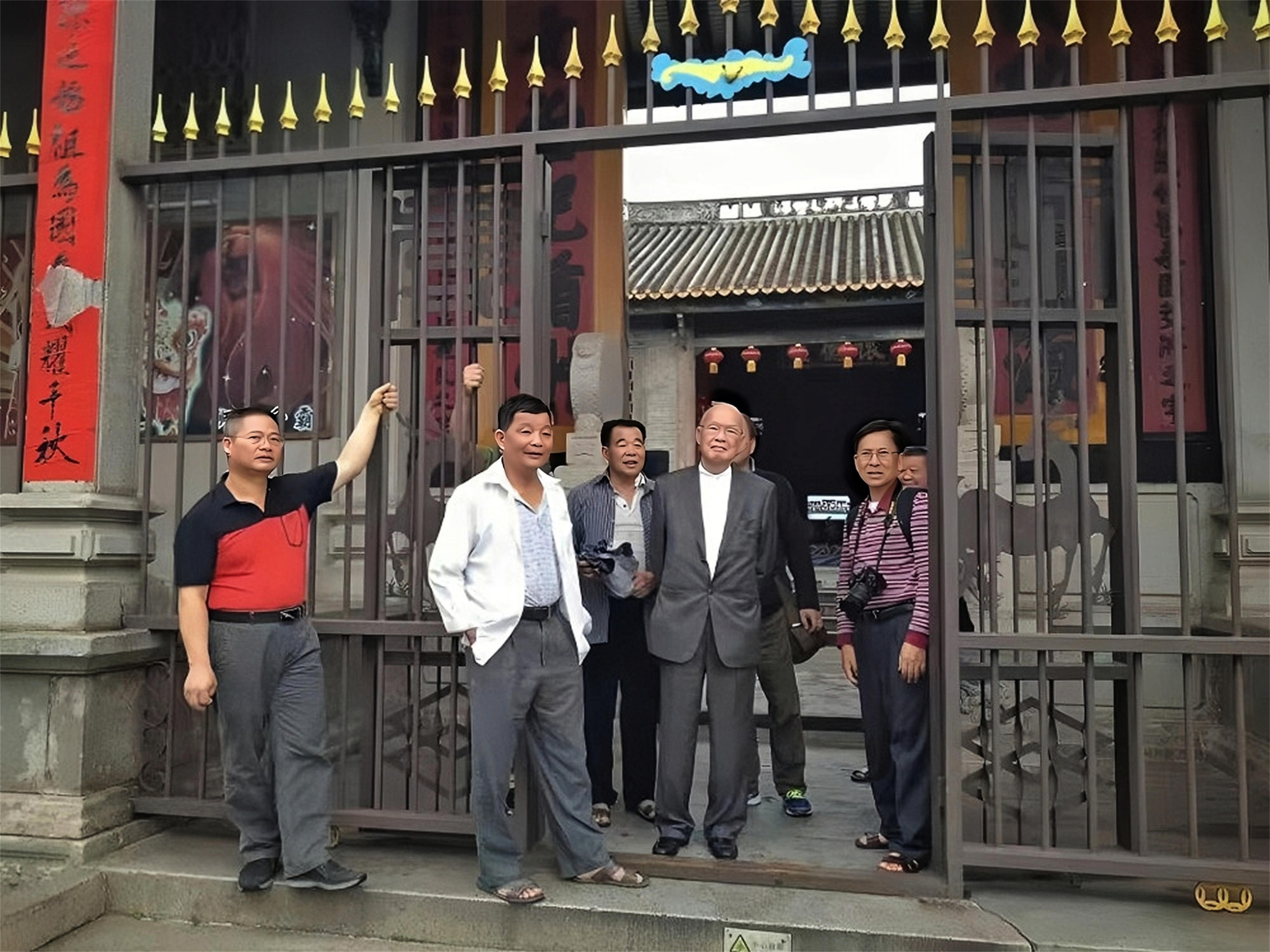 霍锦图（霍英东堂兄弟右二）来练溪祠堂参观.jpg