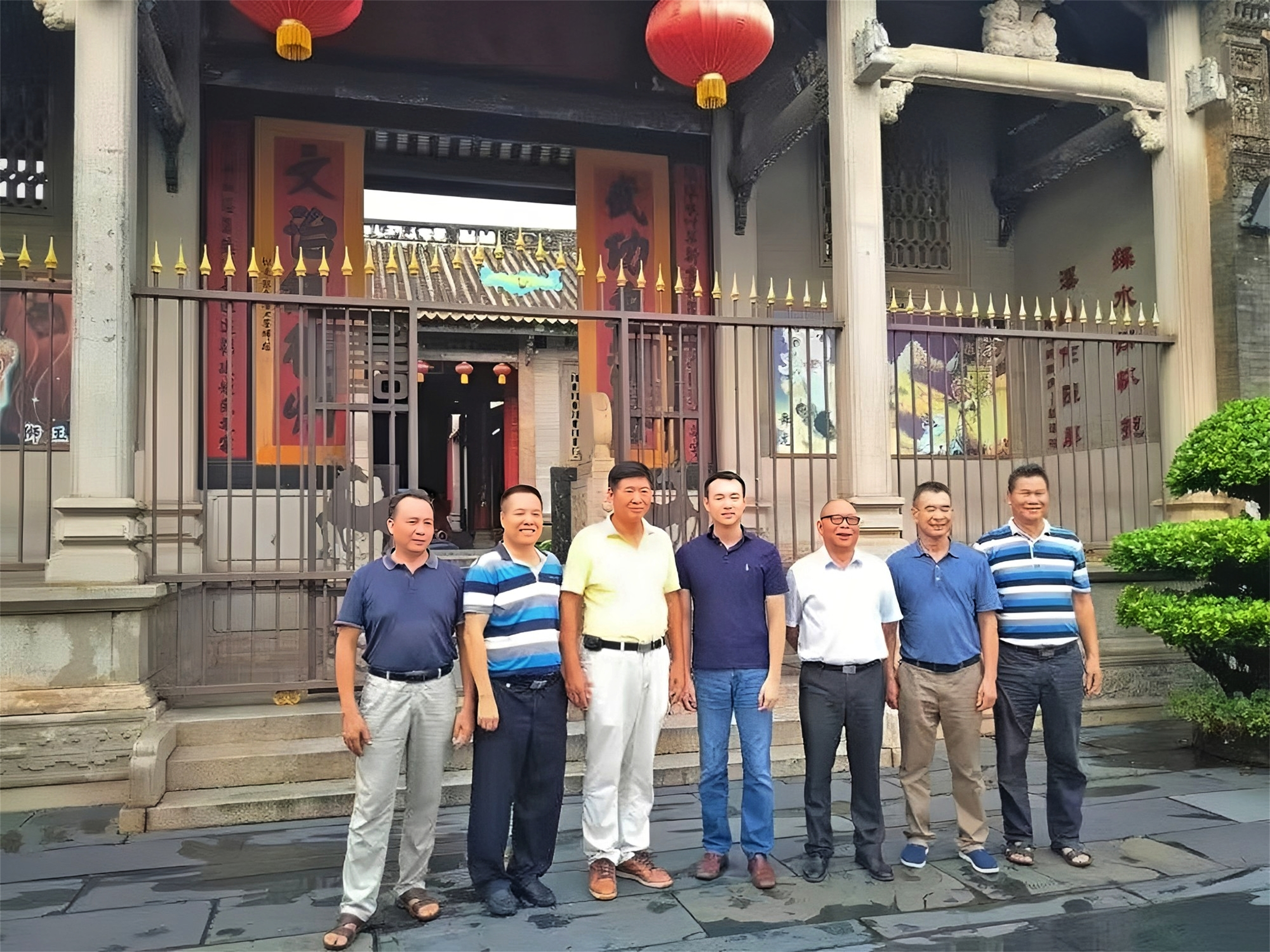 霍启文（霍英东孙右四）到练溪村祠堂参观.jpg