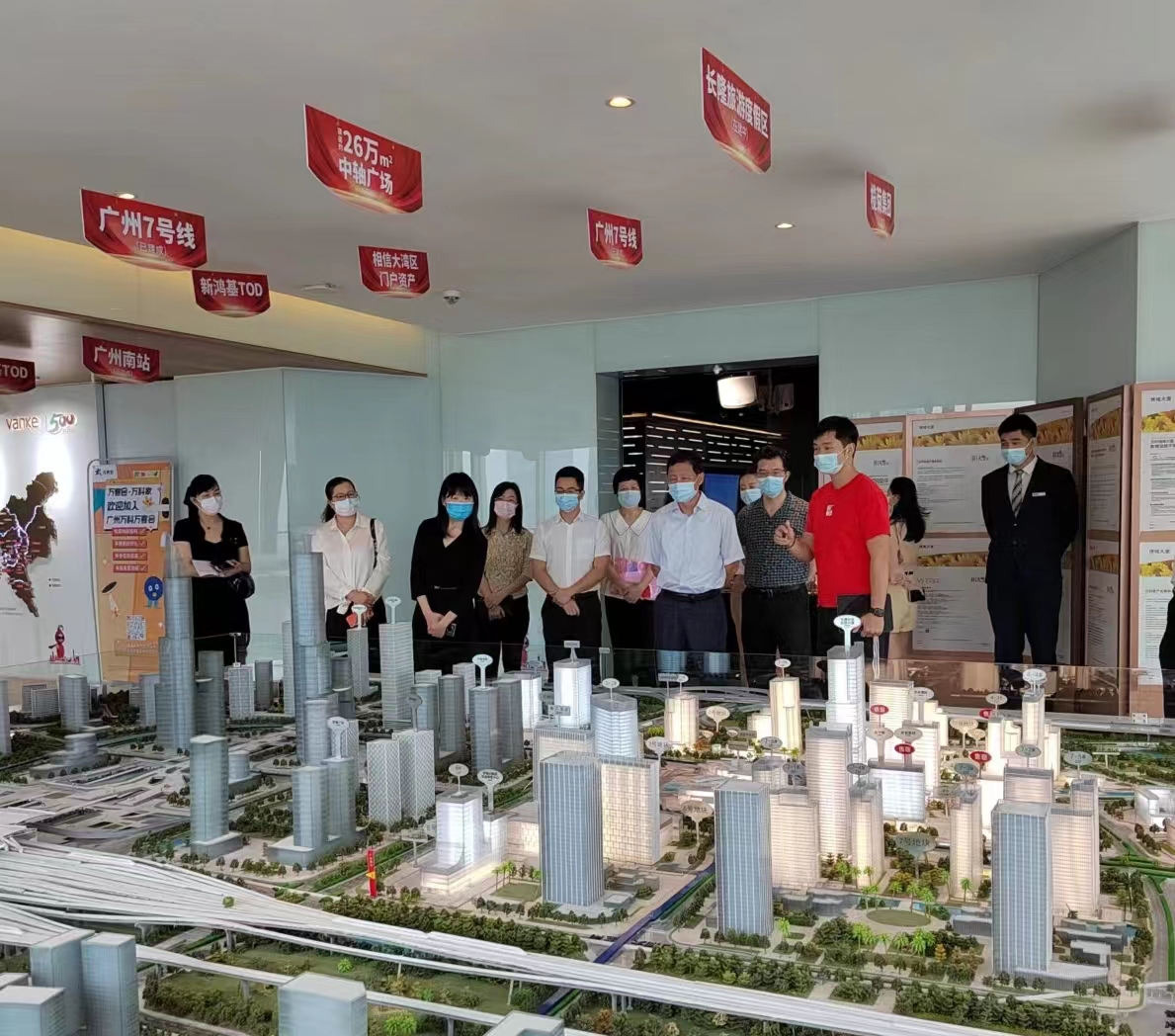 调研组一行听取广州南站商务区发展规划介绍。.jpg