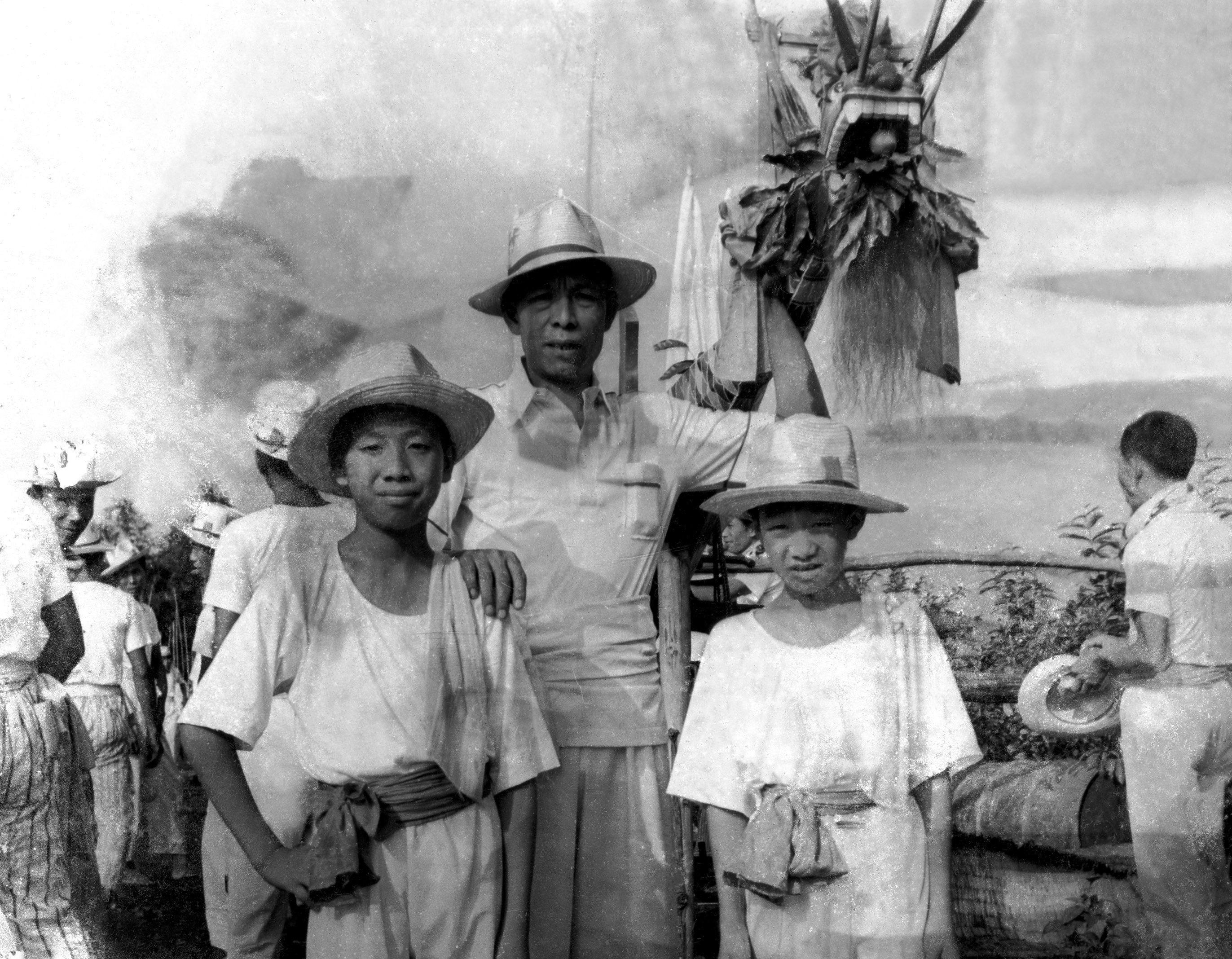 1979年，沙头公社掀起龙舟热，沙头旅港乡亲王启仍热心捐助制作龙舟，用拖船将造龙舟的优质木材从香港运回沙头。图为王启仍父子三人在龙舟赛前合影。.jpg