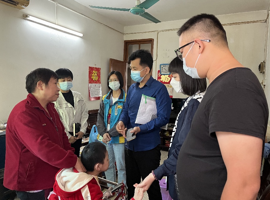 区残联工作人员上门回访.png