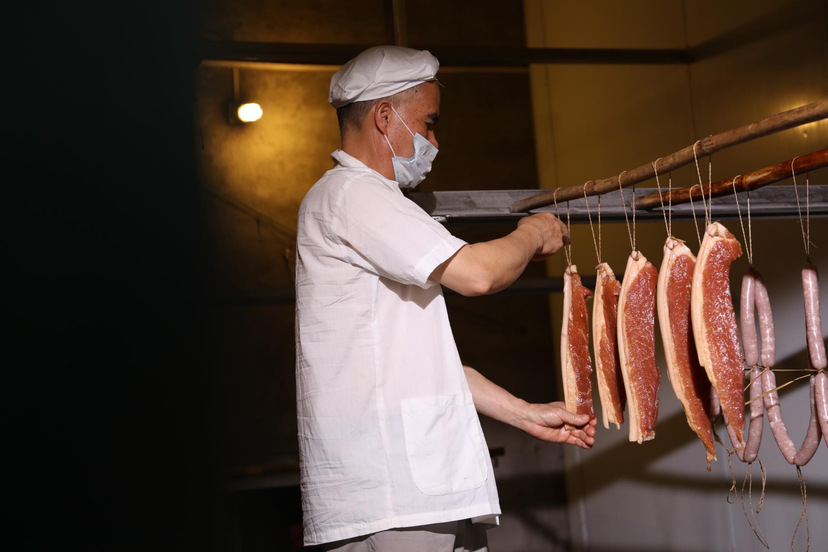 （二）腊肠制作1（市桥街道办供图）.jpg