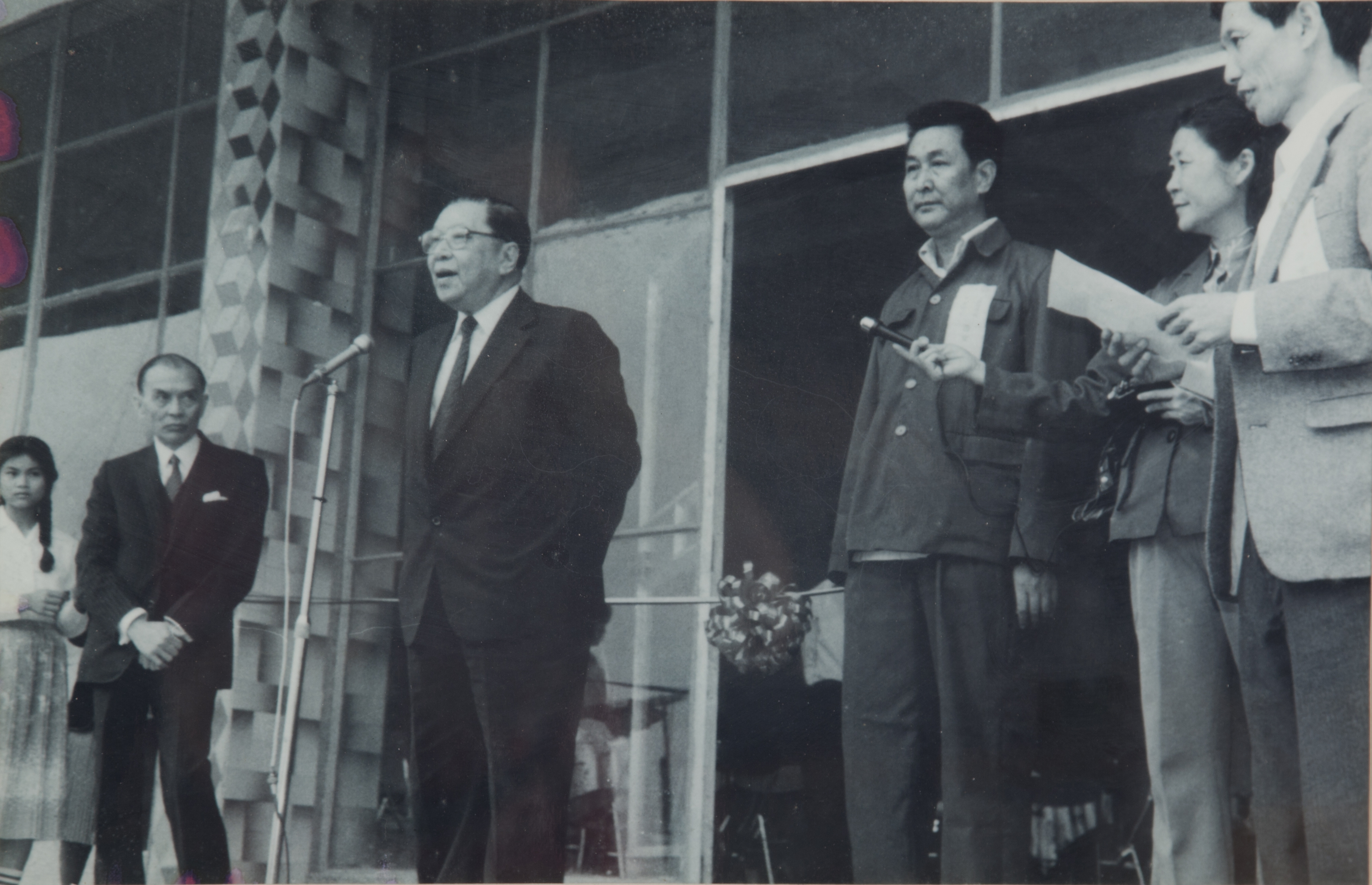 72 一九八二年五月十五日，何贤先生在石楼影剧院开幕仪式上讲话。.jpg