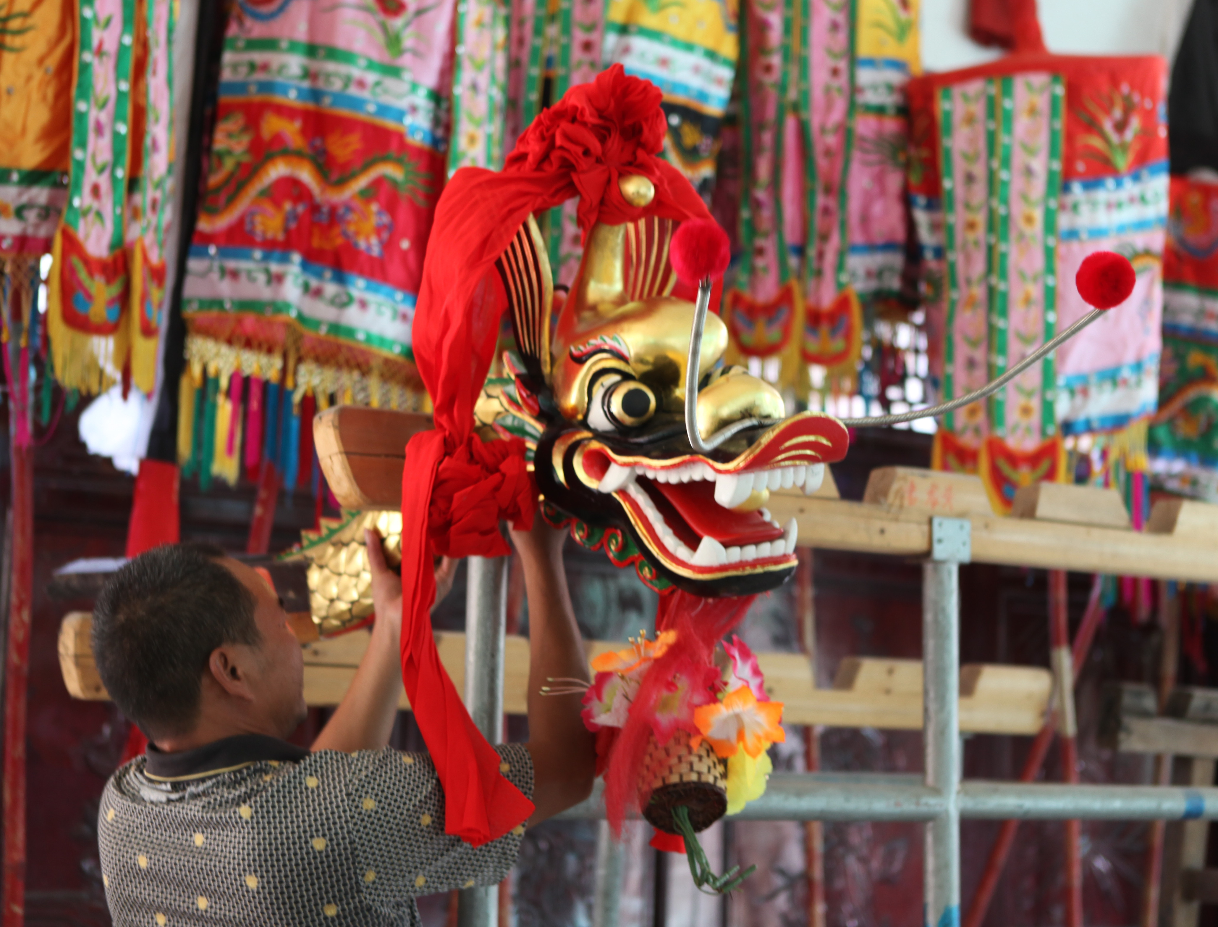 50-2石二村大乌龙龙头上龙架（江笑摄）.jpg