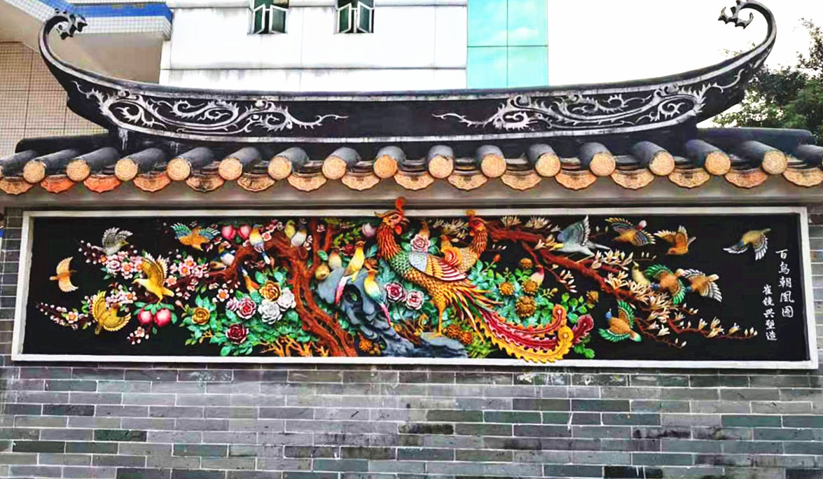 2014年，崔镜兴在番禺石碁镇红木街创作了大型高浮雕灰塑作品《百鸟朝凰图》，用凤凰、喜鹊、雉鸡、鹦鹉和牡丹、菊花、石榴花等组图，色彩富丽繁华，立体感强、表现层次多、组图复杂，具有较强的装饰效果，展现了崔镜兴雕塑技艺细腻生动的特点。.jpg