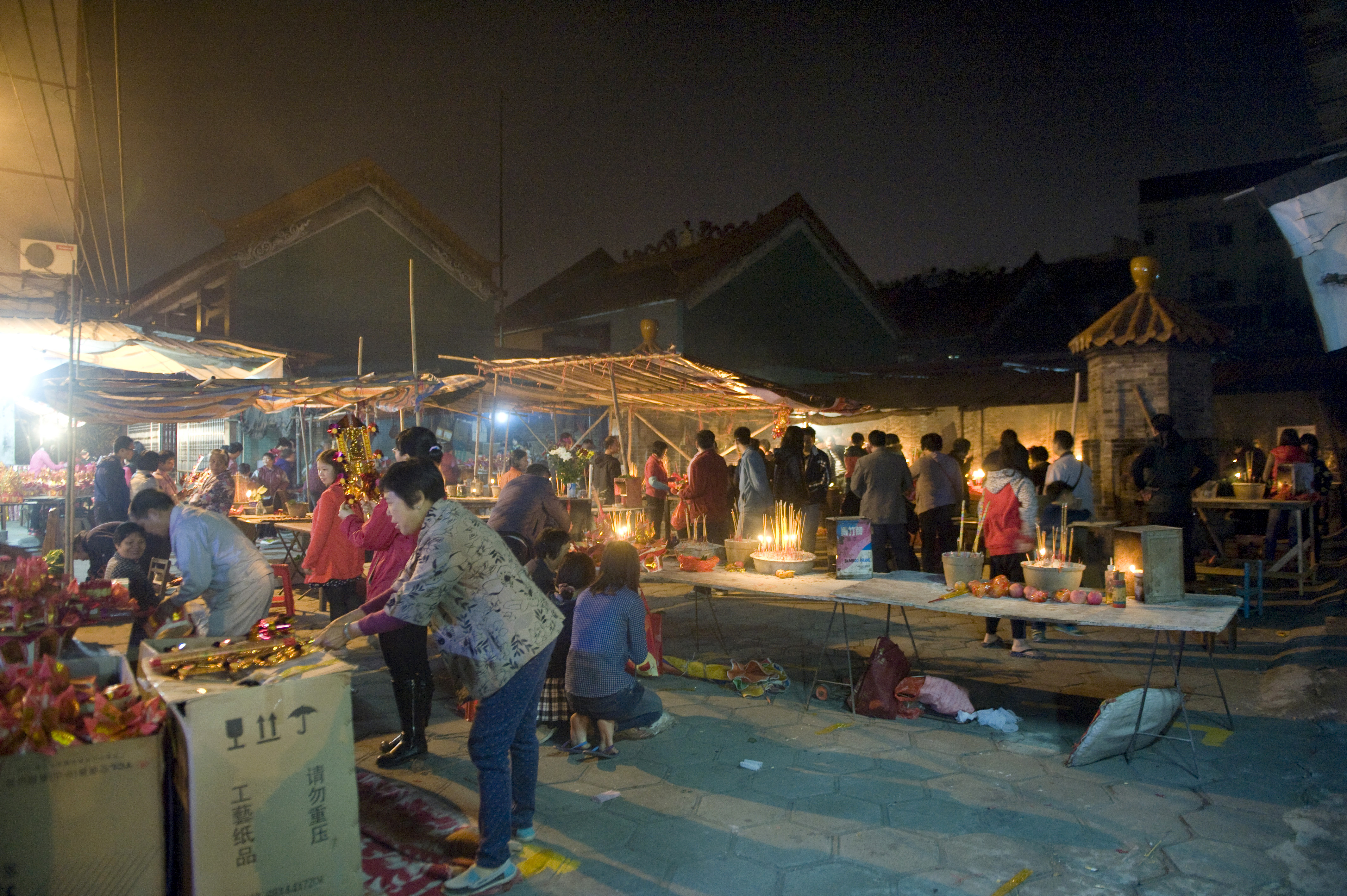 民众祭拜场景.jpg