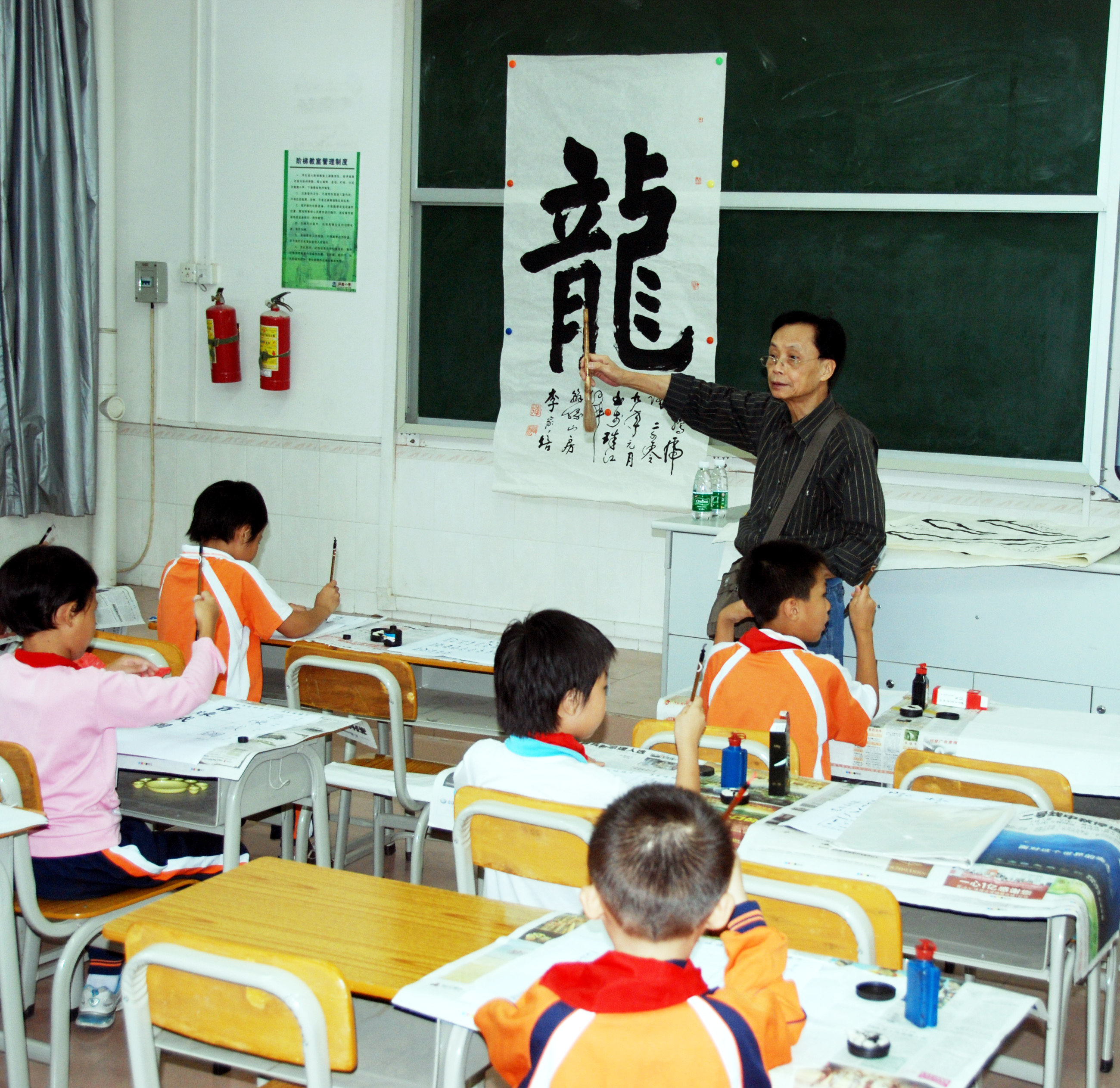 李家培老师指导师生学习书法.JPG