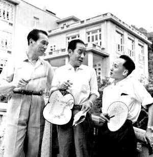 桥头会，好聊天。左起：罗品超、马师曾、文觉非（摄于上世纪60年代）.jpg