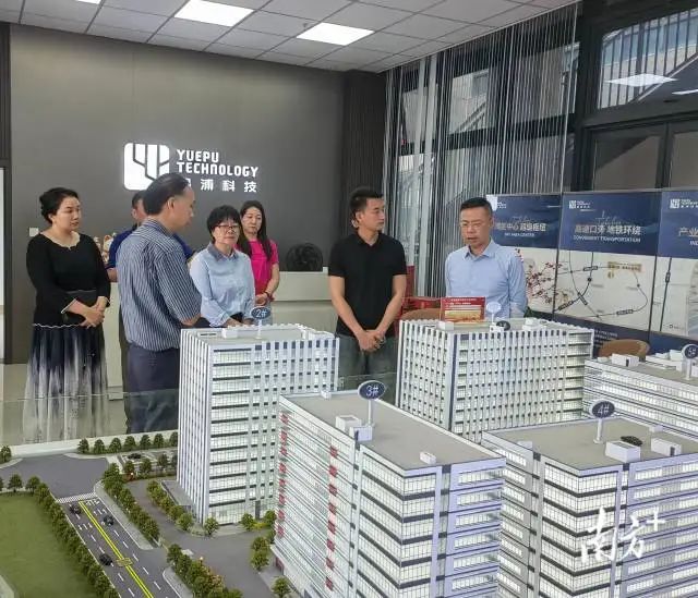 化龙镇党员首席企业服务官团队在粤浦科创中心现场办公。  受访者供图